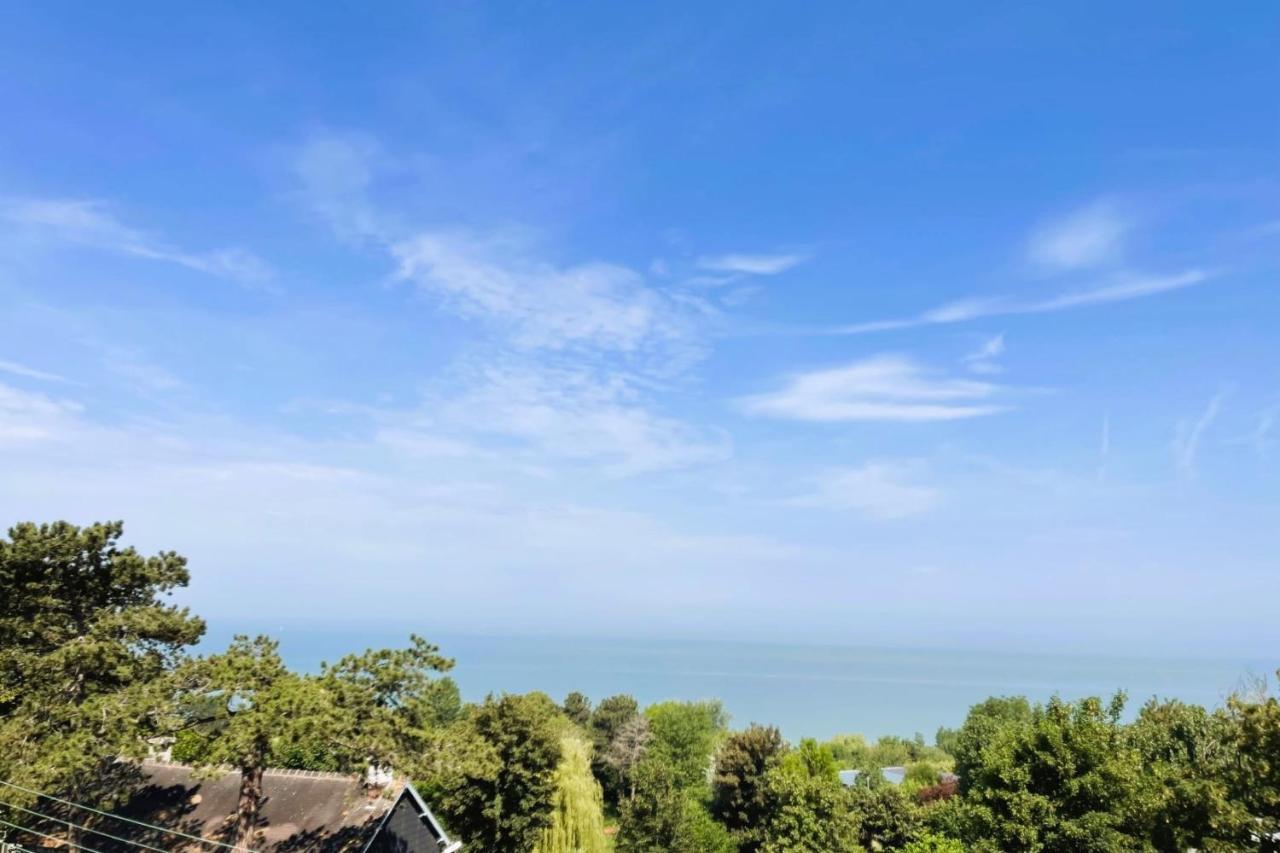 Aux Flots Bleus Avec Balcon Et Vue Sur Mer Trouville-sur-Mer Exterior foto